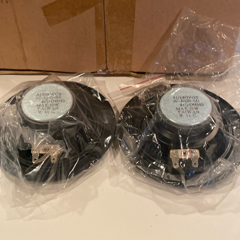 NIB Set of 2 Audiovox Speakers